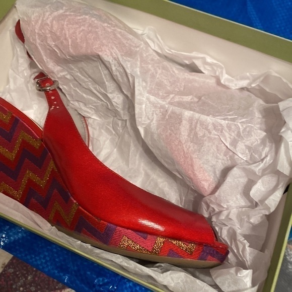 👠 Red Sexy Wedges take me dancing w/gold,red & purple chevron heels Sz 9… - Picture 2 of 10